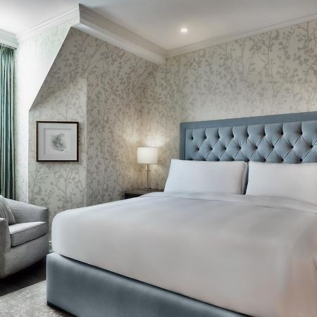 Chateau Vaudreuil ภายนอก รูปภาพ A bedroom at the London West Hollywood