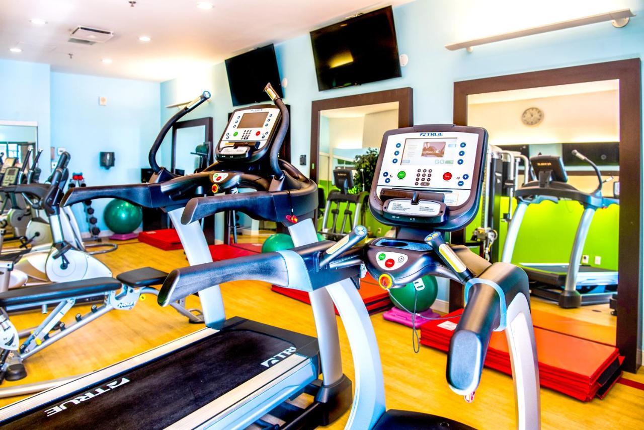 Chateau Vaudreuil ภายนอก รูปภาพ The gym at the hotel