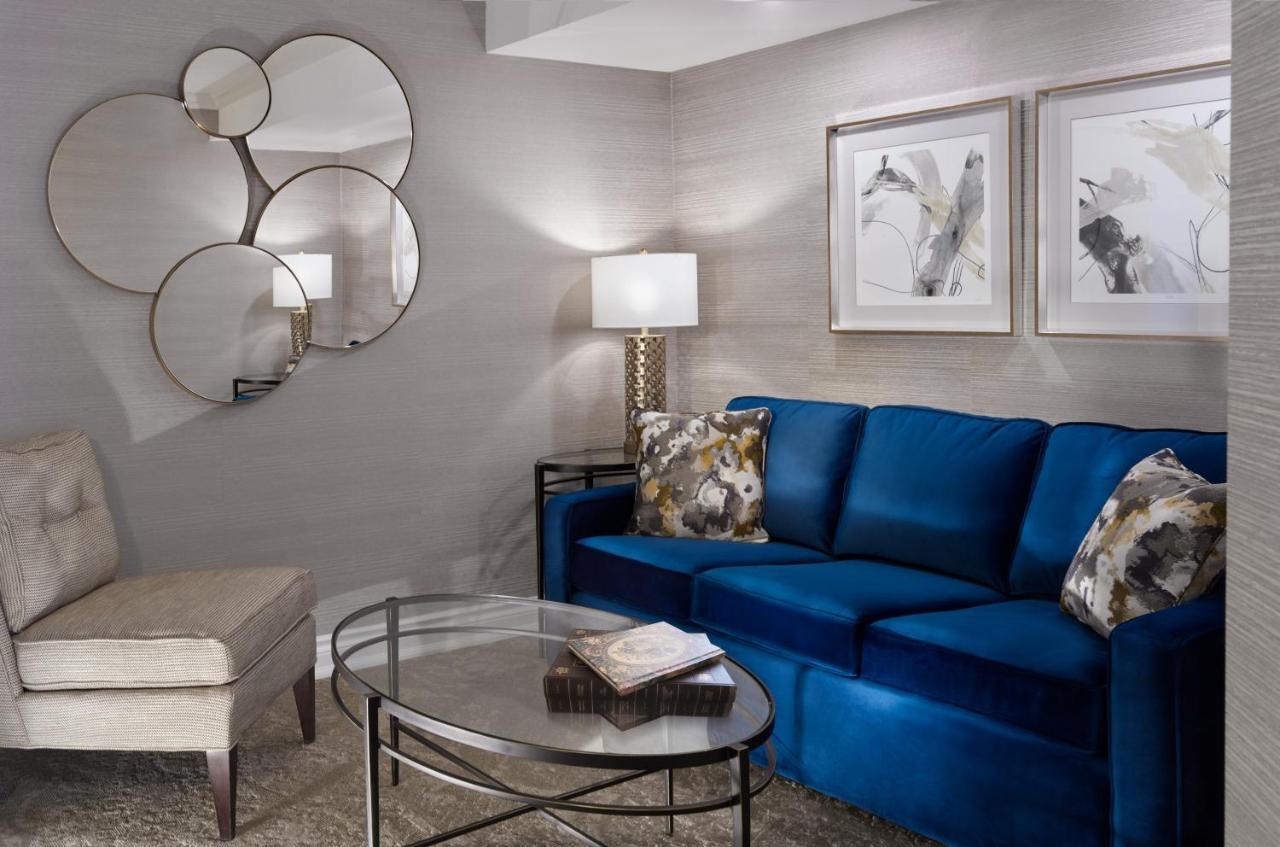 Chateau Vaudreuil ภายนอก รูปภาพ A living room with a blue sofa