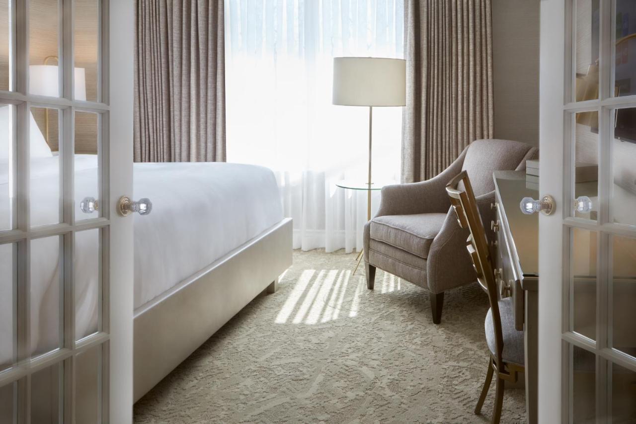 Chateau Vaudreuil ภายนอก รูปภาพ A guest room at the Hotel Commonwealth
