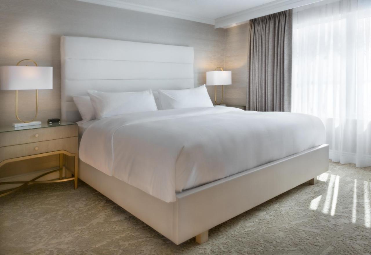 Chateau Vaudreuil ภายนอก รูปภาพ A bed