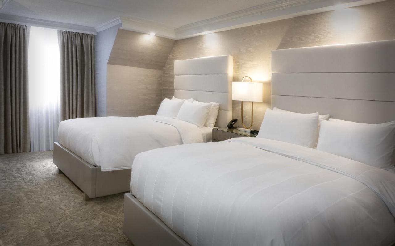 Chateau Vaudreuil ภายนอก รูปภาพ A guest room at the Hotel Commonwealth