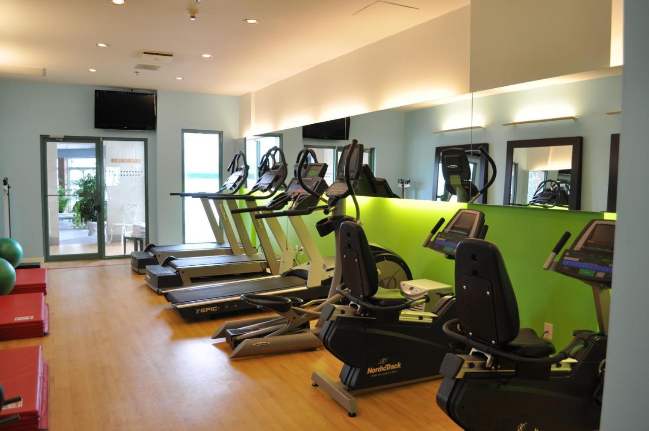 Chateau Vaudreuil ภายนอก รูปภาพ A gym at a hotel