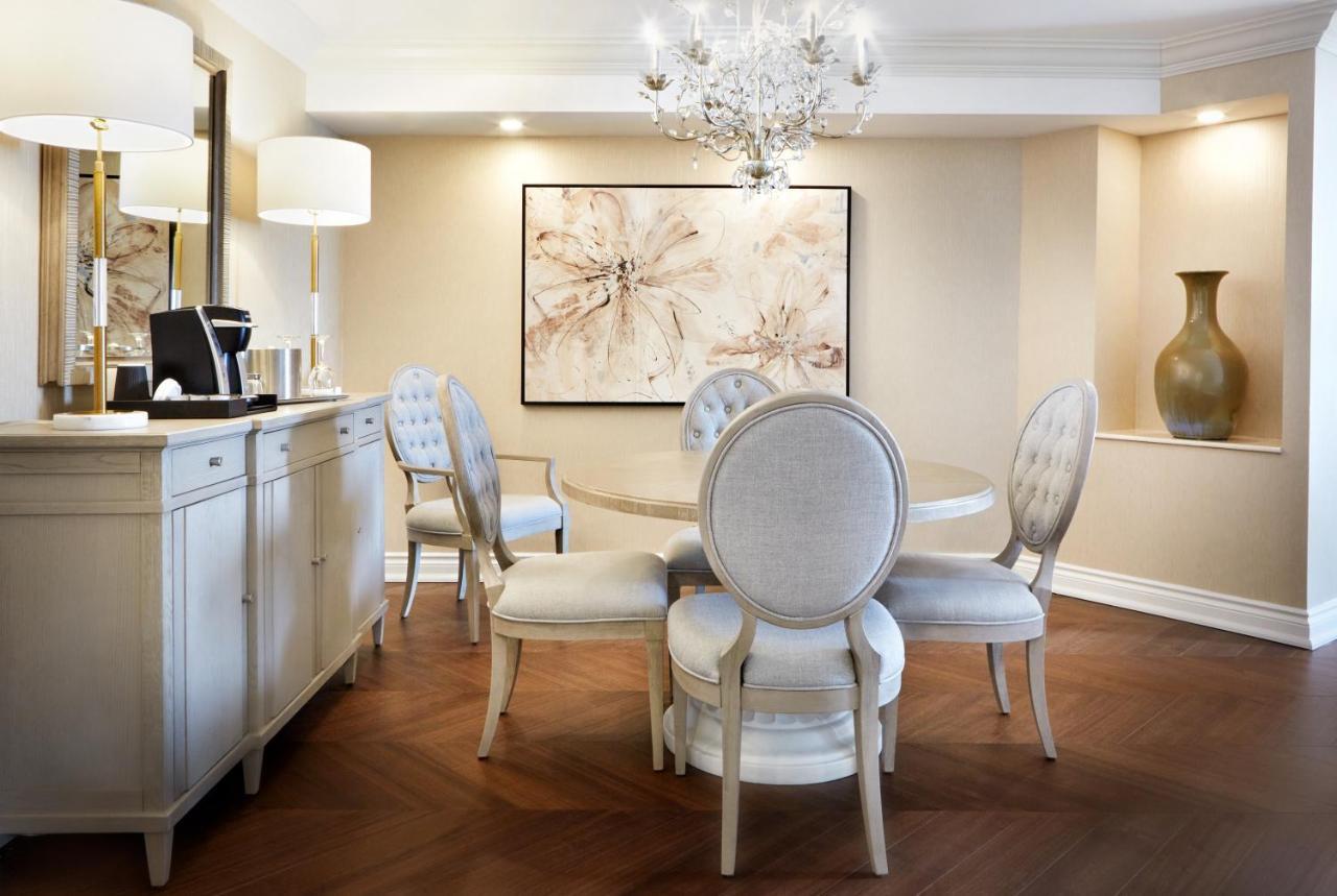 Chateau Vaudreuil ภายนอก รูปภาพ A dining room at The Ritz-Carlton, Boston