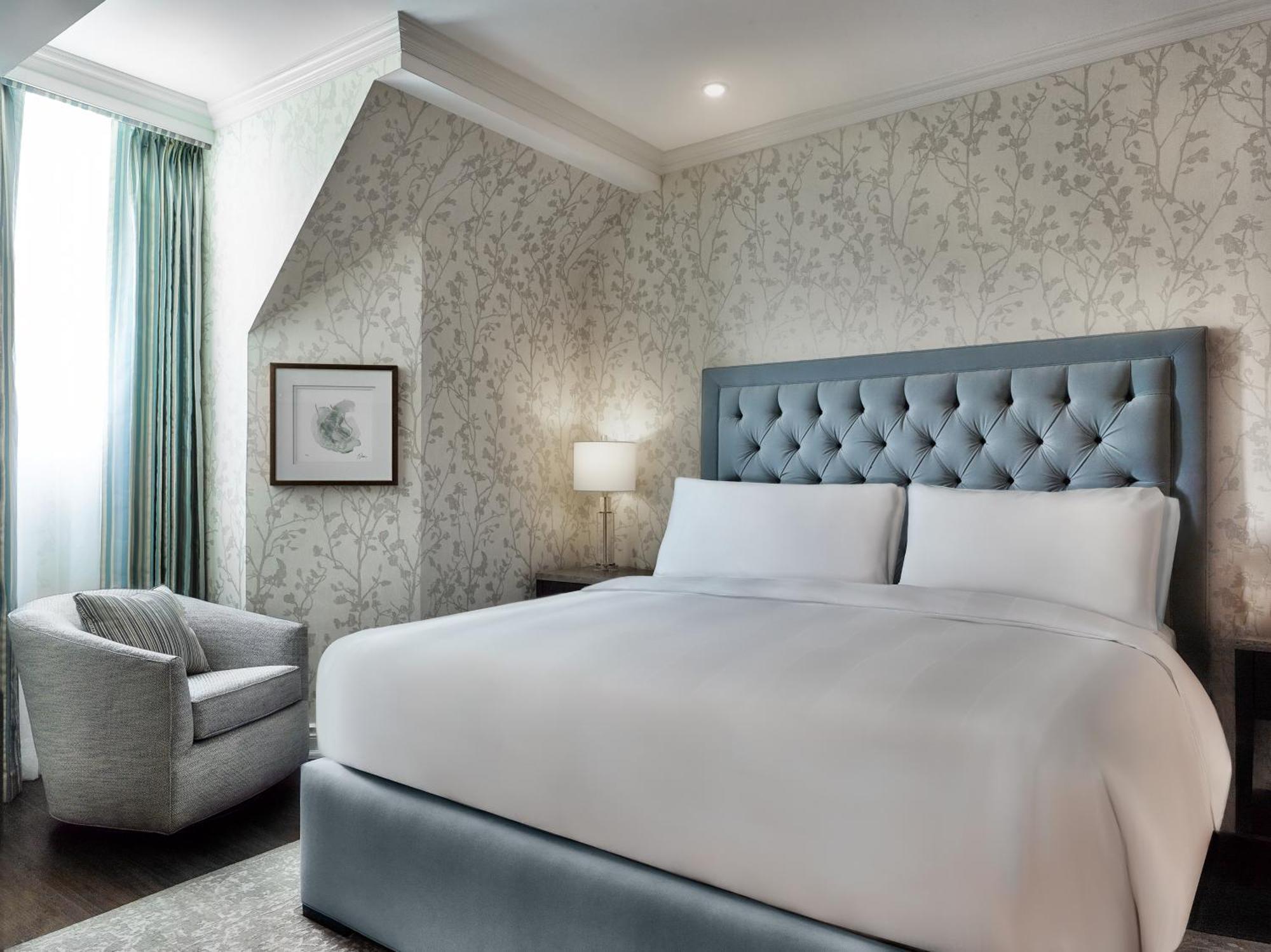 Chateau Vaudreuil ภายนอก รูปภาพ A bedroom at the London West Hollywood
