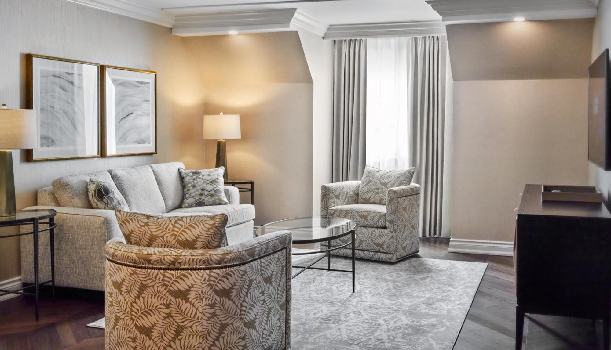 Chateau Vaudreuil ภายนอก รูปภาพ A living room at the Ritz-Carlton, Boston