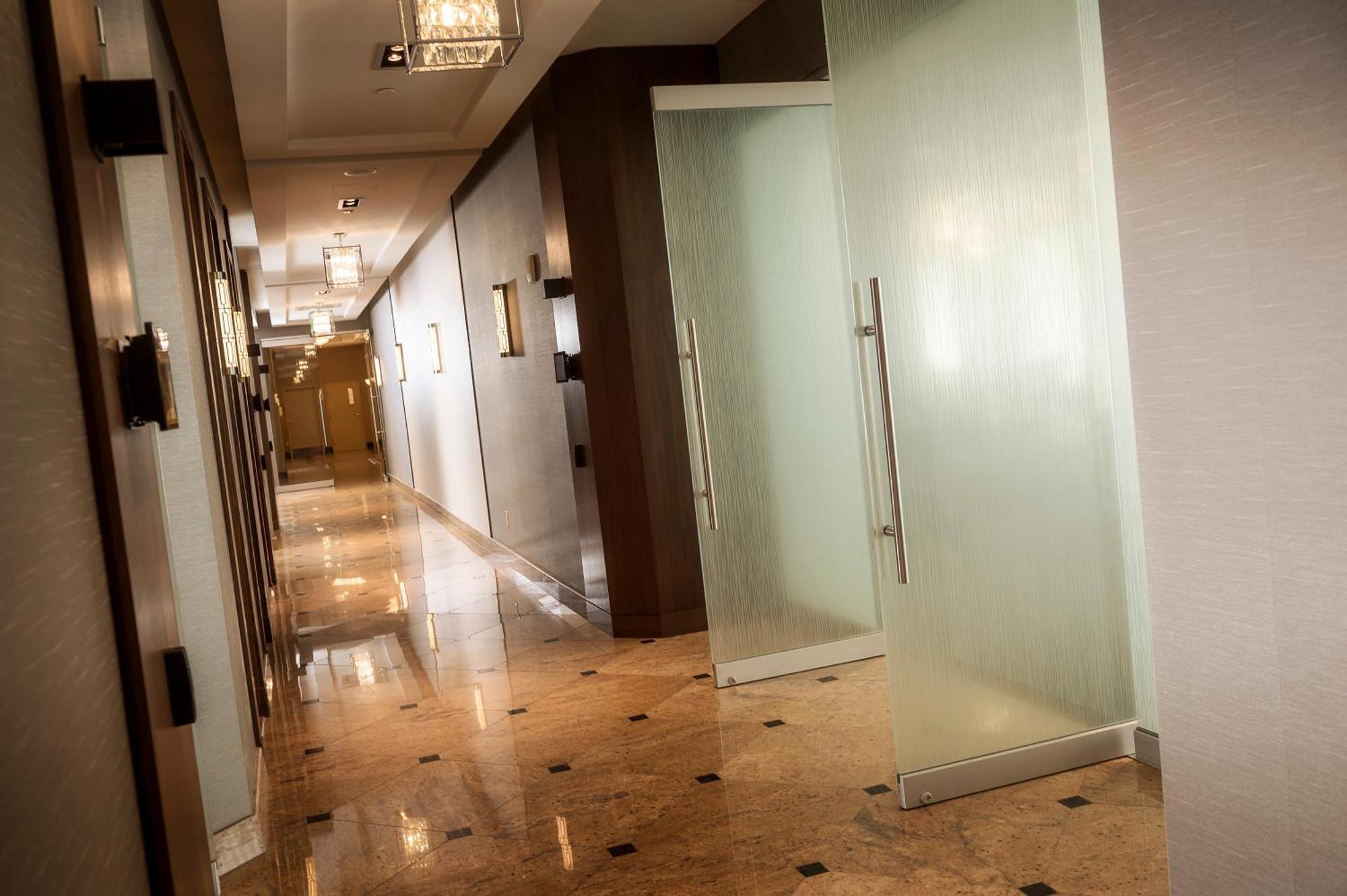 Chateau Vaudreuil ภายนอก รูปภาพ A corridor in a hotel