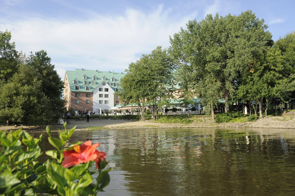 Chateau Vaudreuil ภายนอก รูปภาพ The lake in the centre of the town