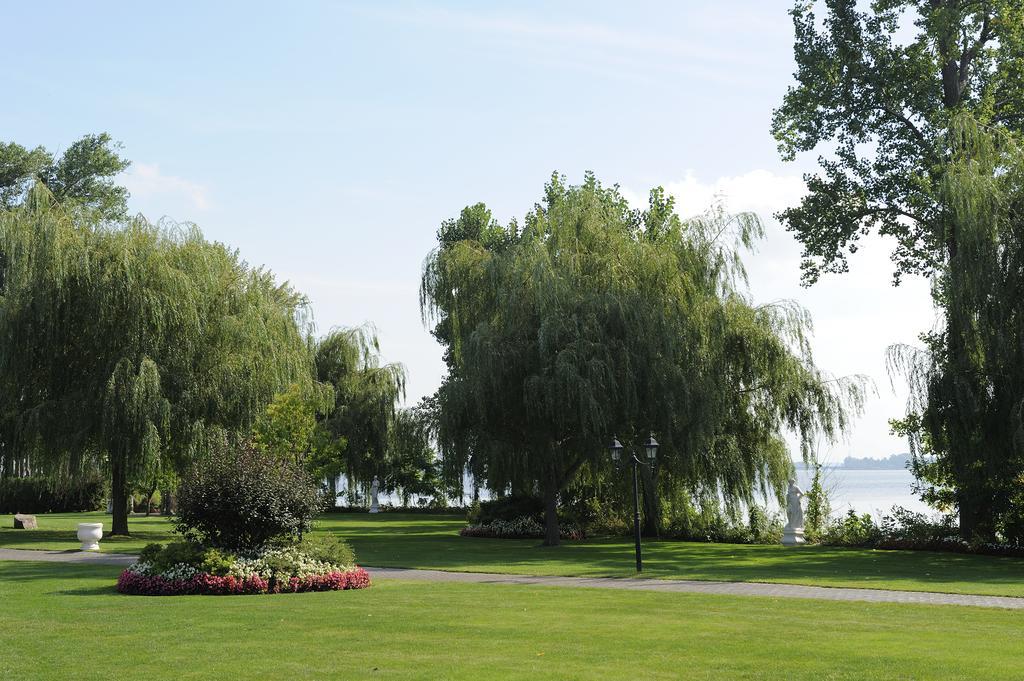 Chateau Vaudreuil ภายนอก รูปภาพ View of the park