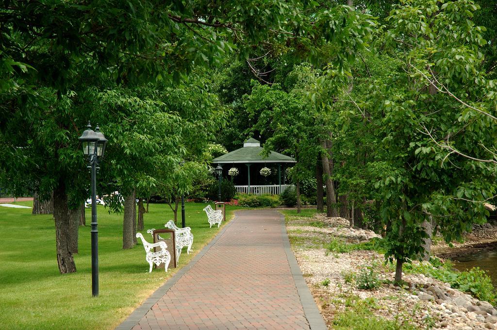 Chateau Vaudreuil ภายนอก รูปภาพ The gazebo at the park