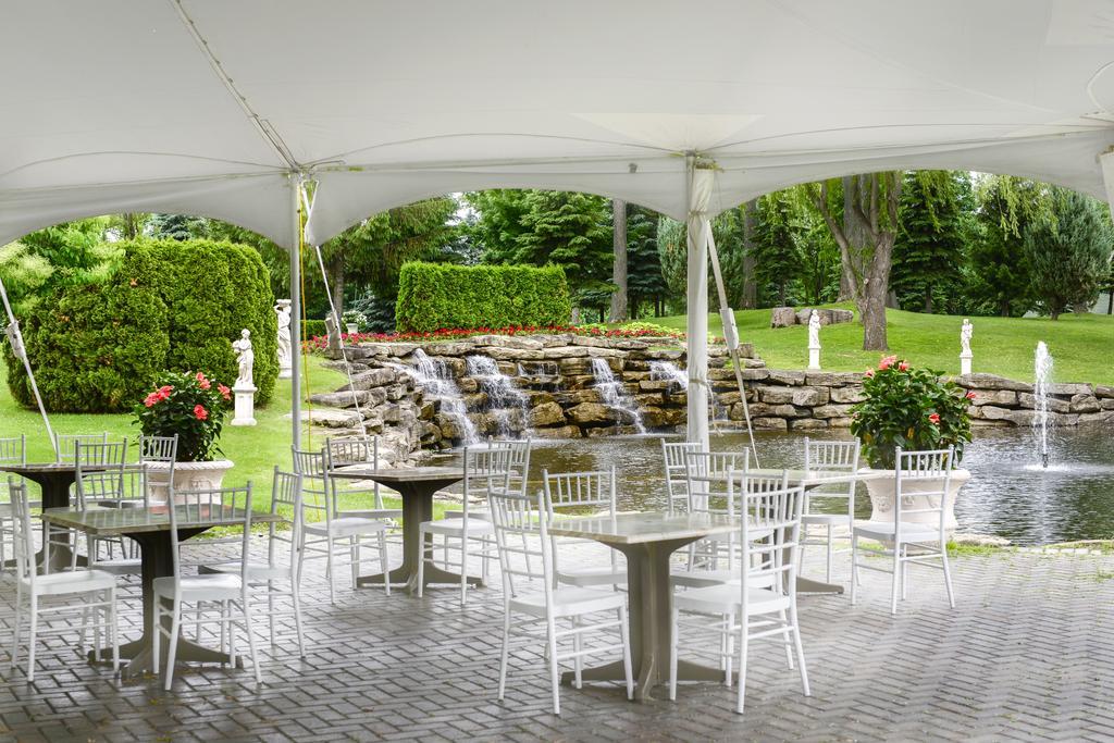 Chateau Vaudreuil ภายนอก รูปภาพ The waterfall at the Glenview Mansion