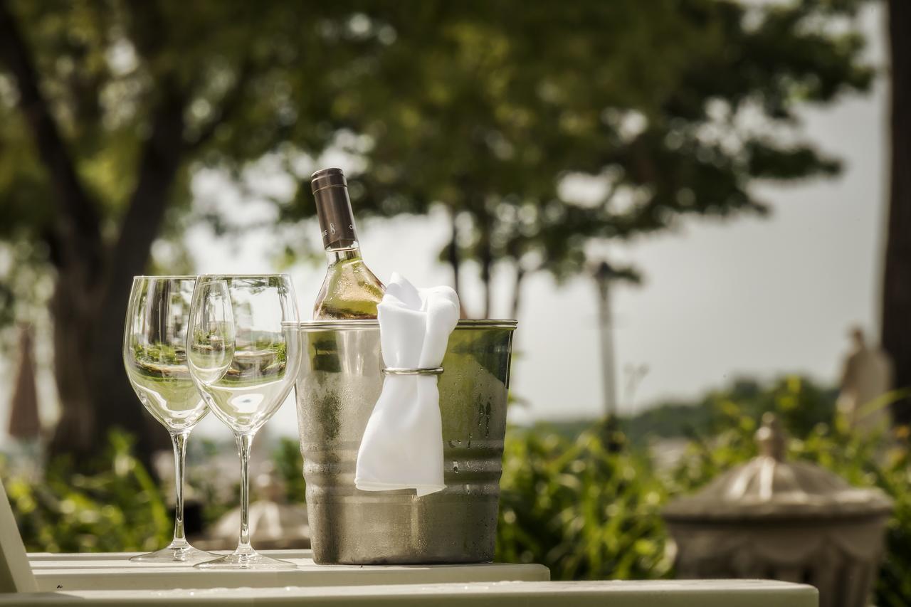 Chateau Vaudreuil ภายนอก รูปภาพ A bottle of wine in a wine cooler
